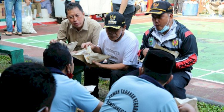 Bupati Banjarnegara Budhi Sarwono (tengah) makan bersama warga binaan.