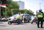 Polisi Hentikan Pengendara Kendaraan Bermotor Saat Detik Detik Proklamasi
