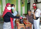 Komunitas Sepeda Ini Gelar Upacara Bendera dan Karnaval Sambil Berbagi Masker di Hari Kemerdekaan