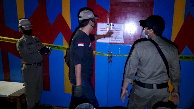 Satpol PP Kota Semarang menyegel karaoke yang nekat buka saat PPKM Level 4