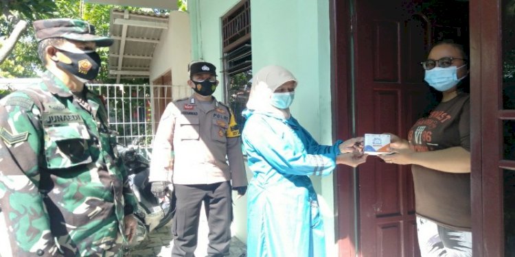 Anggota Kodim 0716/Demak bersama Bhabinkamtibmas Polsek Mranggen Membagikan Vitamin kepada Warga yang Isolasi/RMOLJateng