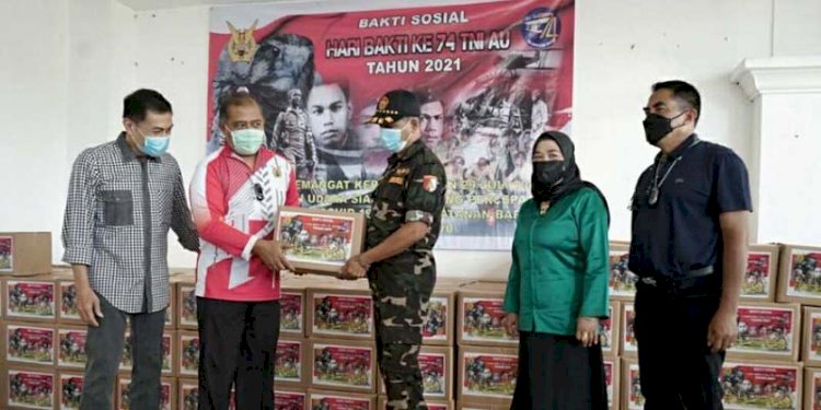 Petinggi TNI AU saat menyerahkan bantuan paket sembako kepada relawan Covid-19 di Rumdin Wali Kota, Minggu (1/8). RMOL Jateng