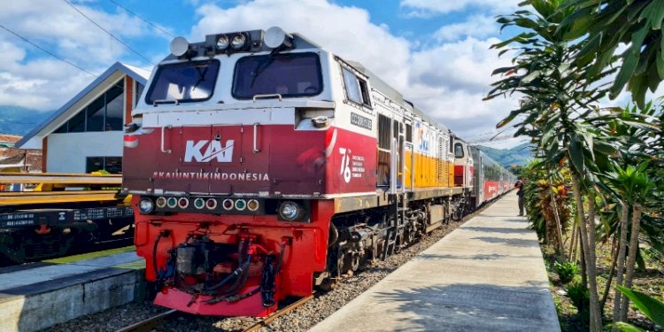 PT KAI Daop 4 Semarang memasang livery HUT ke-76 RI di lokomotif kereta api. /RMOL Jateng 