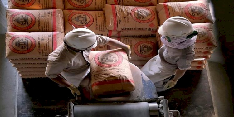 Pekerja sedang melakukan bongkar muat semen di Packing Plant SIG, Tanjung Priok, Jakarta Utara./ist