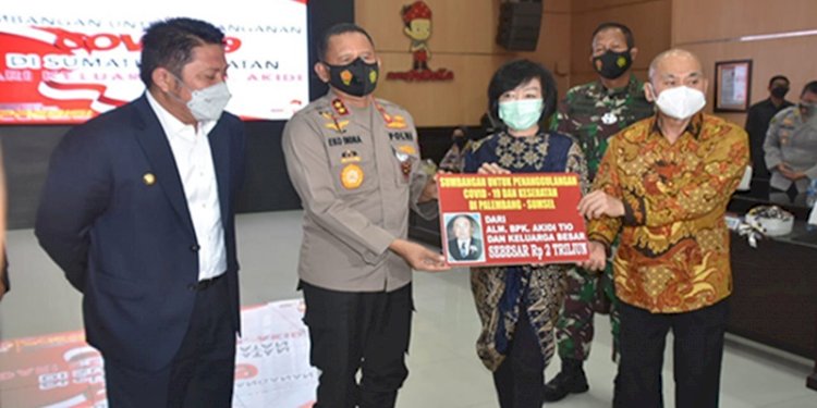 Heriyanti bersama Prof Dr dr Hardi Darmawan saat memberikan sumbangan sebesar Rp 2 triliun untuk penanganan Covid-19 kepada Kapolda Sumsel Irjen Eko Indra Heri/Net 