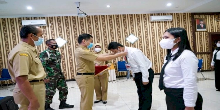 Wali Kota Yuliyanto saat menyematkan tanda peserta Pelatihan Kepemimpinan Pengawas (PKP) angkatan IX Kota Salatiga, di aula BKPSDM, Senin (2/8). /RMOL Jateng