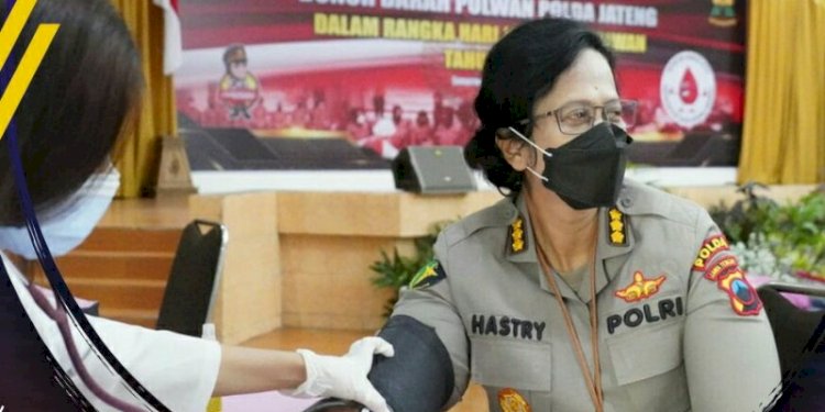 Kabid Dokkes Polda Jateng AKBP Sumy Hastry Purwanti saat donor darah/RMOLJateng