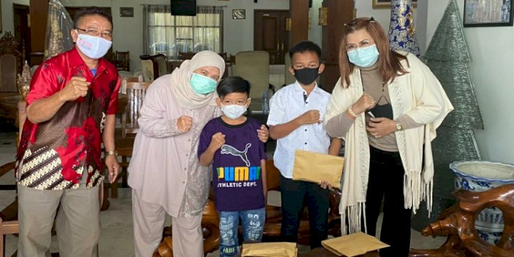 Utusan Puan Maharani, Diah Pitaloka, saat menyerahkan bantuan untuk Vino dan anak anak yatim piatu karena covid-19 di Sragen.