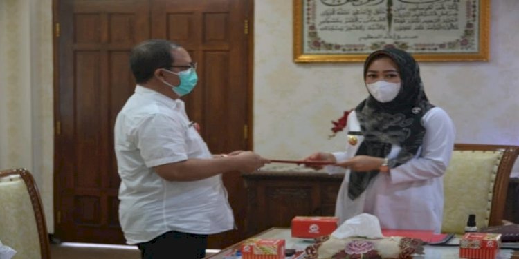 Bupati Purbalingga Dtah Hayuning Pratiwi saat menyerahkan SK pejabat Pemkab./RMOL Jateng