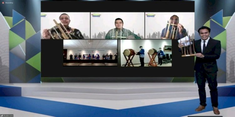 Foto 3: Manajemen SIG dan TCC meresmikan kerja sama kedua perusahaan dengan membunyikan alat musik angklung asal Indonesia dan wadaiko asal Jepang./ist