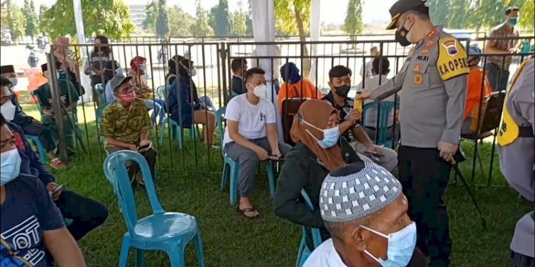 Kapolres Kendal AKBP Yuniar Ariefianto dan istri bagi-bagi jamu sehat. RMOL Jateng 