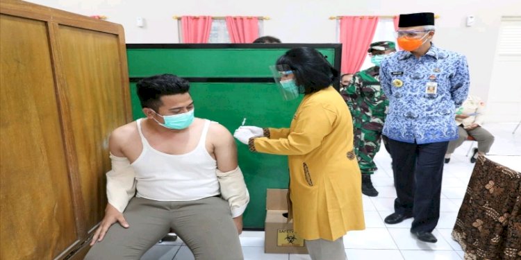 Ganjar saat meninjau pelaksanaan vaksinasi. / RMOL Jateng 