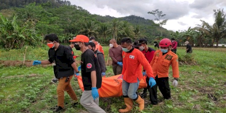 Korban saat dievakuasi petugas. / RMOL Jateng 