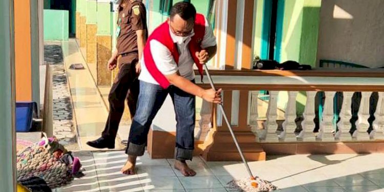 Wakil Bupati Lamteng, Ardito Wijaya, membersihkan fasilitas umum beberapa waktu lalu/Ist 