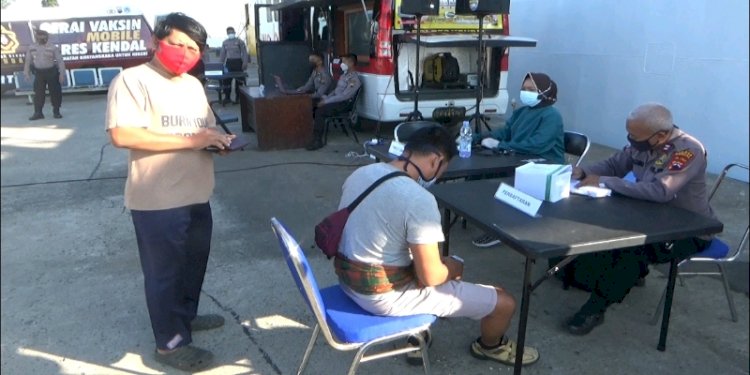 Penumpang KM Kalibodri menunggu antrian vaksinasi di Pelabuhan  Kendal. / RMOL Jateng 