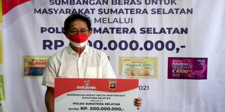 Direktur Sido Muncul Irwan Hidayat saat menyerahkan bantuan beras senilai Rp 500 juta untuk maayarakat Sumsel/ist