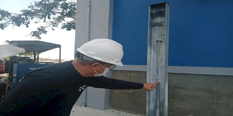 Yoyok Wiratmoko saat menunjukan penurunan muka tanah di kota Semarang. / RMOL Jateng 