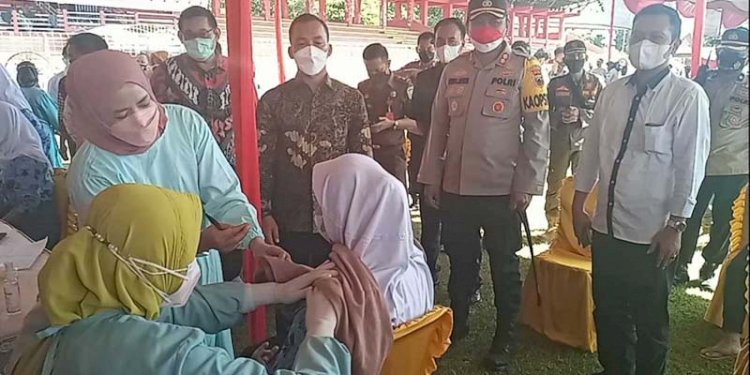 Pelaksanaan vaksinasi massal di GOR Sarengat Batang. Dok