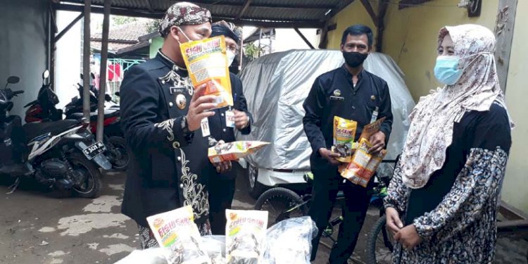 Bupati Batang Wihaji mengunjungi pengrajin rambak ikan yang terdampak Pandemi Covid-19. RMOL Jateng9