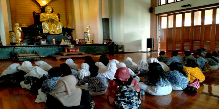 Kegiatan fieldtrip ke vihara Watugong yang digelar Program Sekolah Damai. / dok. Pokja Sekolah Damai