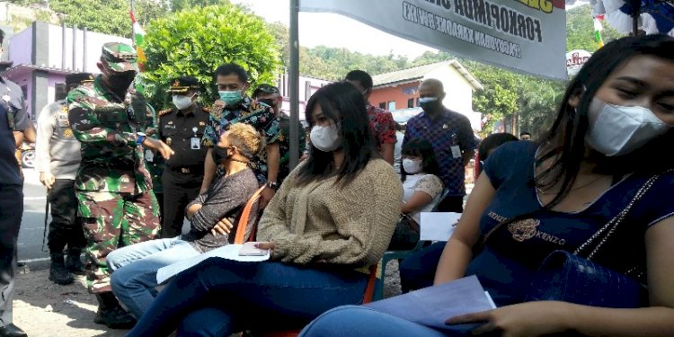 Danrem Komandan Korem (Danrem) 073/Makutarama Kolonel Arm Putranto Gatot Sri Handoyo, S.Sos, MM saat mengunjungi vaksinasi untuk LC Karaoke Sarirejo.