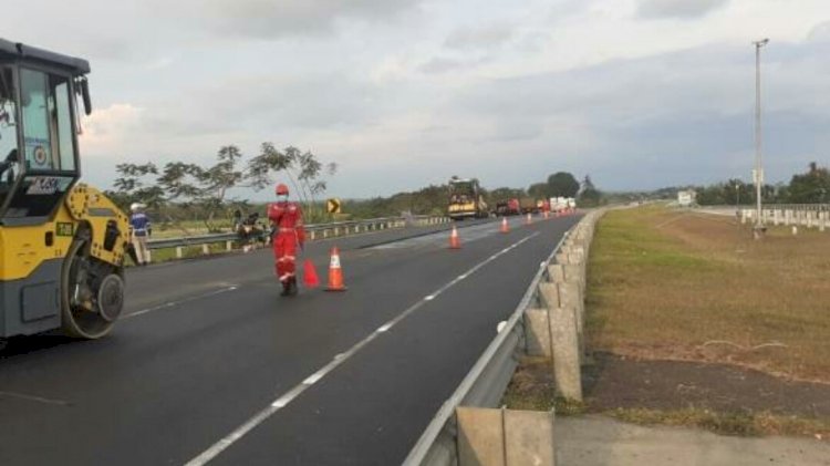 Pekerjaan lapis ulang di ruas jalan tol atau Scrapping Filling Overlay (SFO) sepanjang 5 KM oleh Jasamarga Solo-Ngawi.