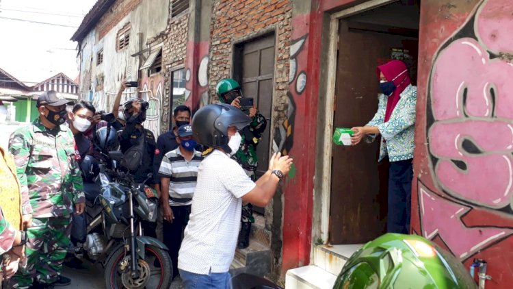 Bupati Batang Wihaji saat memberikan bantuan ke warga yang Isolasi Mandiri