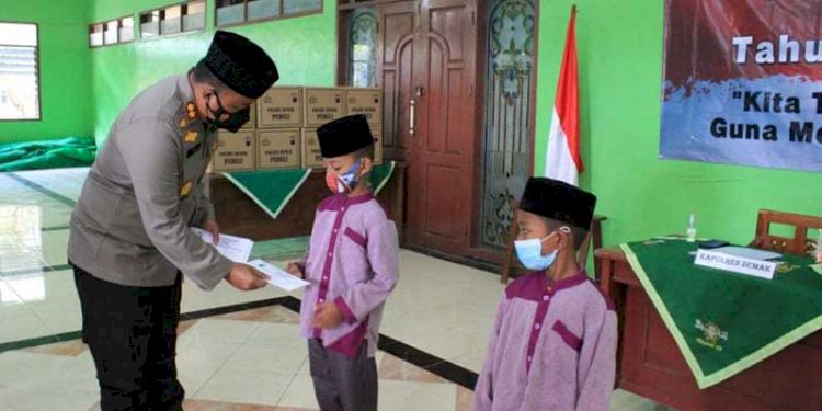 Kapolres Demak beserta jajaran berikan santunan kepada ratusan anak yatim di Demak. RMOL Jateng