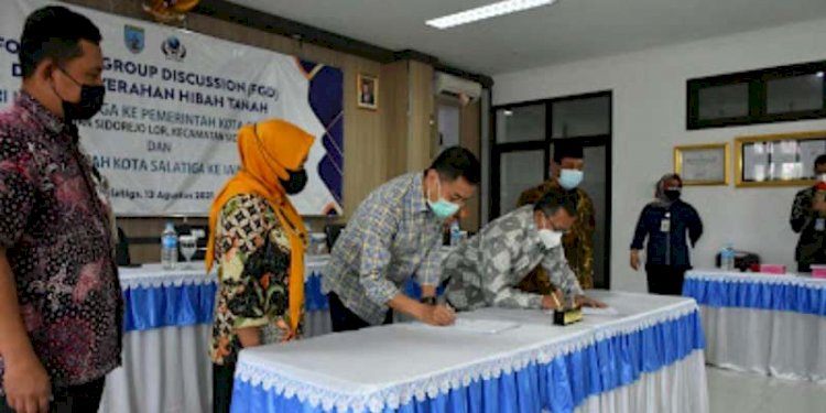 Wali Kota Salatiga Yuliyanto dan Rektor IAIN Salatiga, Prof Zakiyuddin Baidhawy saat melakukan penandatanganan di Ruang Rapat Gedung Hasyim Asy’ari, Kampus IAIN, Jumat (13/8). RMOL Jateng 