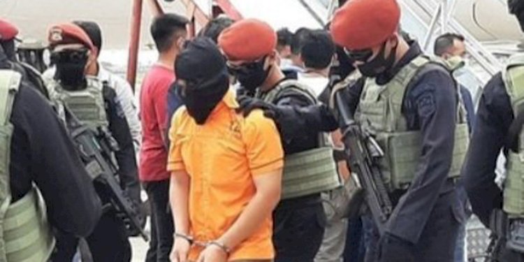 Personel Densus 88 tengah membawa terduga teroris/net