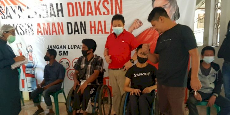 Warga difabel Salatiga saat menjalankan vaksinasi ditengah kegiatan DPC PDIP Salatiga, di Hotel Maya.