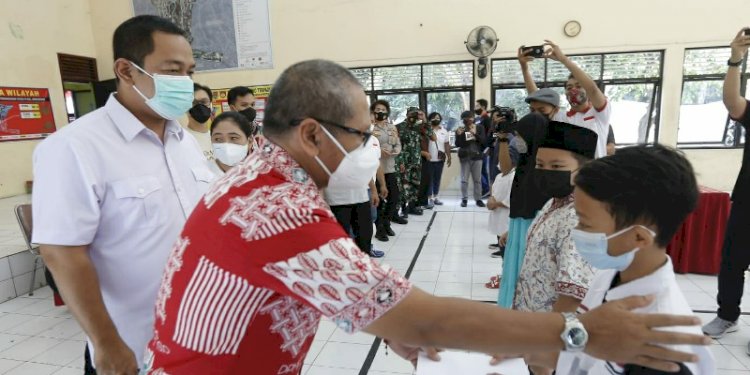 Walikota Semarang Hendrar Prihadi (baju putih) saat memberikan santunan kepada anak yatim piatu akibat Covid-19