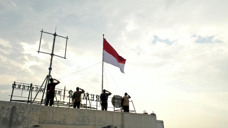 Pengibaran Bendera Merah Putih dari gedung tertinggi di Soloraya.