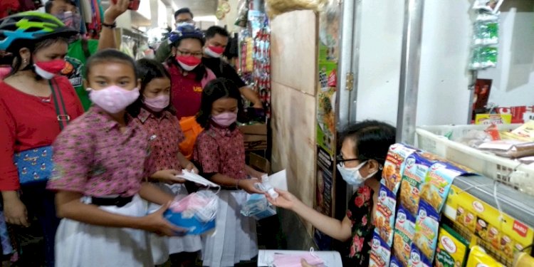 Tiga siswa SD Theresiana 02 Semarang saat membagikan masker dan hand sanitizer. / RMOL Jateng 