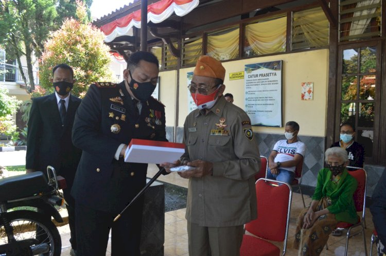 Kapolres Salatiga AKBP Indra Mardiana SH SIK MSi saat menyerahkan santunan kepada Veteran dan keluarga pejuang di Pendopo Mapolres Salatiga.