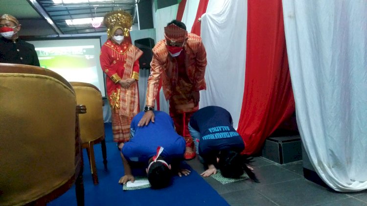 Kedua napi Rutan Kelas IIB Salatiga saat sujud syukur usai menerima remisi di hari Kemerdekaan RI ke-76.