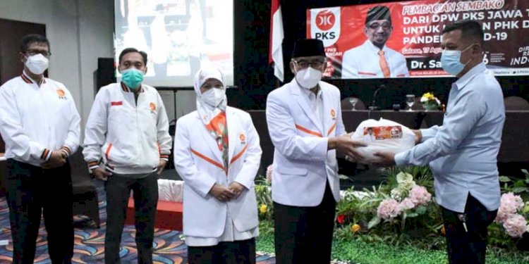 Perwakilan SPN Kota Salatiga yang di-PHK saat menerima bantuan dari DPW PKS Provinsi Jawa Tengah, di Grand Wahid Hotel Salatiga, Selasa (17/8). RMOL Jateng