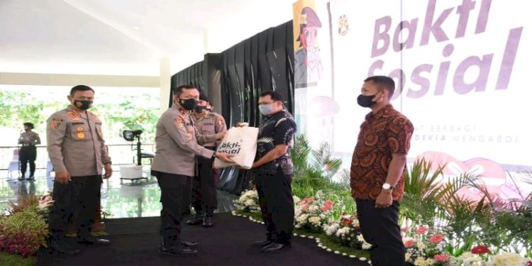 Wakil Gubernur Akademi Kepolisian Brigadir Jenderal Awi Setiono S.I.K, M.Hum. didampingi Komandan Resimen Taruna dan siswa Komisaris Besar Polisi Guritno Wibowo SH, S.I.K, M.Si. menyerahkan bantuan secara simbolis pada acara penutup rangkaian kegiatan pendidikan siswa SIPSS 2021, Rabu (18/8). / RMOL Jateng 