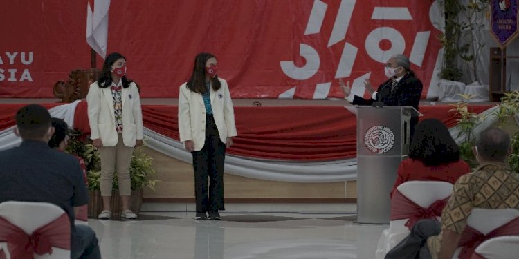 Rektor Neil Semuel Rupidara, SE., M.Sc., Ph.D, saat melepas dua mahasiswa UKSW mengikuti program IISMA 2021, di Balairung UKSW.