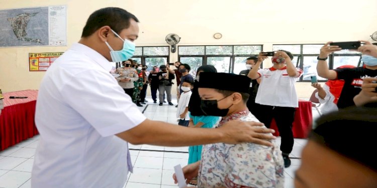Walikota Semarang, Hendrar Prihadi, saat memberikan bantuan biaya pendidikan kepada anak yatim piatu korban Covid-19. / RMOL Jateng 