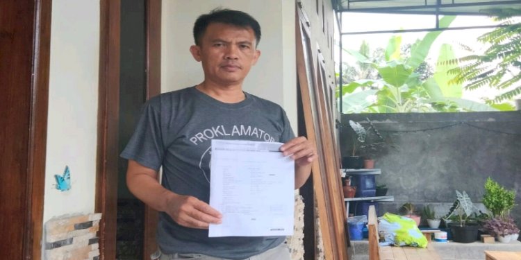 Serma Hariaga saat menunjukkan bukti lembaran klaim dari Asuransi Bumiputera di rumahnya, di Salatiga, Kamis (19/8)./ RMOL Jateng  