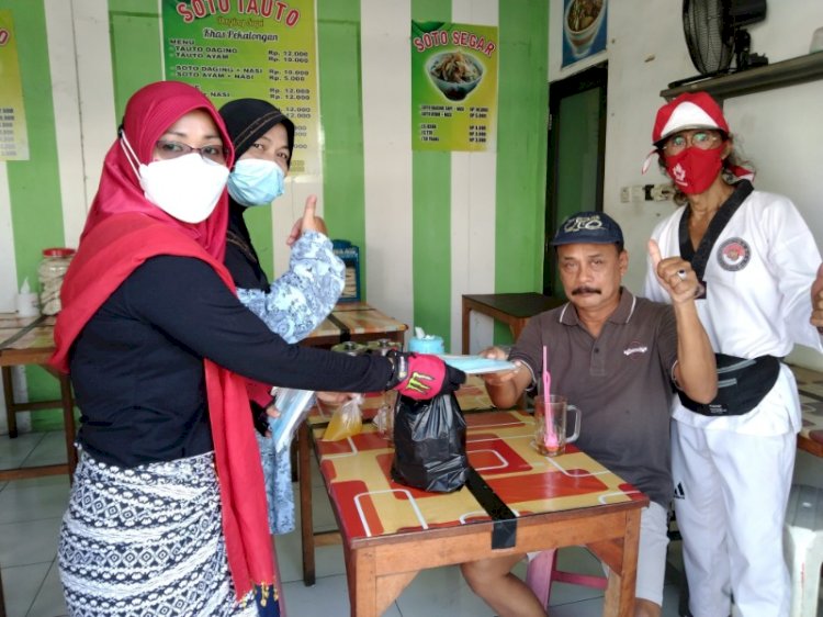 Anggota Komunitas Gowes Katahati membagi-bagikan masker kepada warga, di hari kemerdekaan RI, Selasa (17/8). / RMOL Jateng 