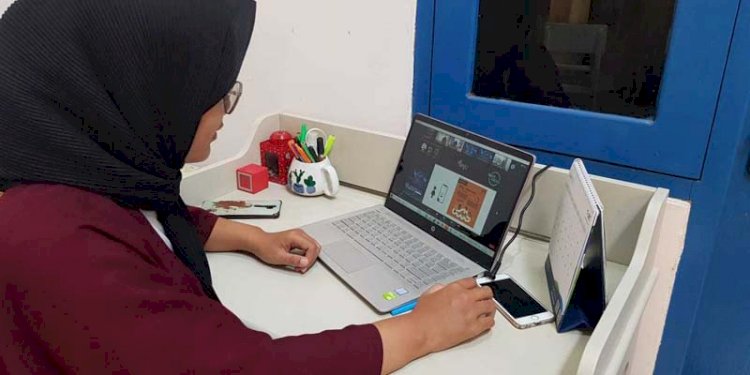 Seorang mahasiswa mengisi kegiatan di rumah saja dengan mengikuti webinar siberkreasi untuk menambah kecakapan digital, belum lama ini. RMOL Jateng 