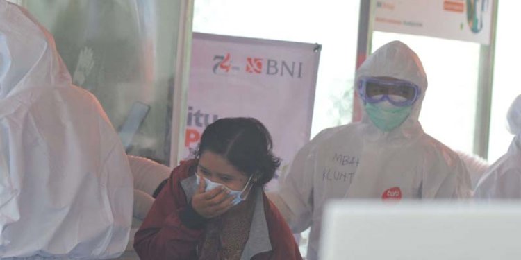 Seorang warga sedang menjalani tes swab di Semarang. Ilustrasi 