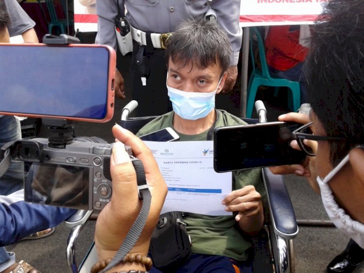 Zahrul Munaf (40) penyandang disabilitas menunjukkan sertifikat vaksinasi Covid-19. / RMOL Jateng 