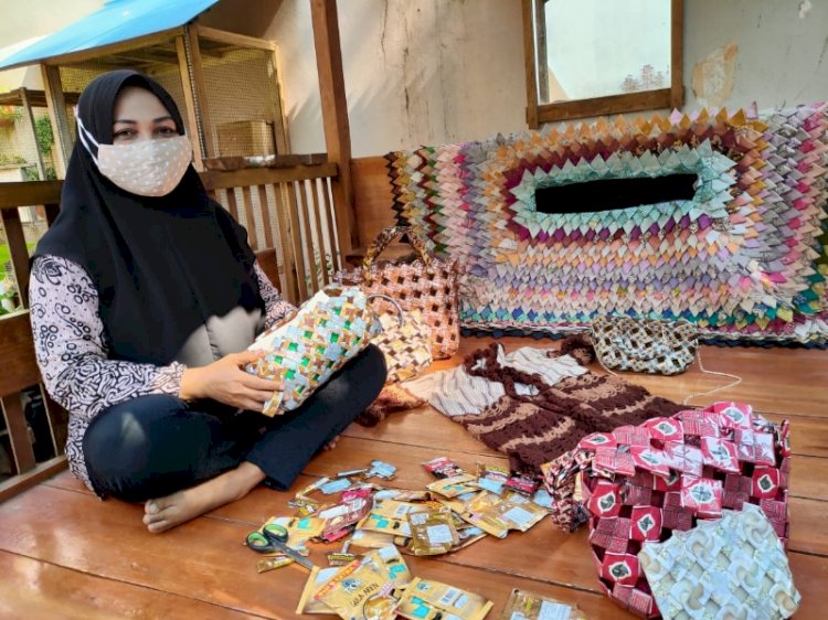 Dwi Pamularsih dan kerajinan dari sampah plastik buatannya./ RMOL Jateng 