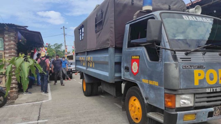 Evakuasi barang-barang RS bandar arisan lelang online di RT 06 RW IV, Perumahan Praja Mukti, Sawahan, Kecandran, Kecamatan Sidomukti, Salatiga jadi tontonan warga setempat. 