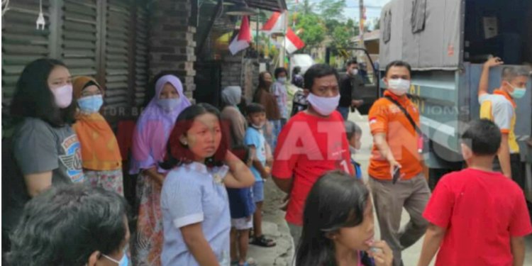 Warga Blok C RT 06 RW IV, Perumahan Praja Mukti, Sawahan, Kecandran, Kecamatan Sidomukti, Salatiga penasaran menonton dari dekat proses evakuasi barang-barang RS.   