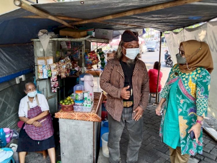 Adi Subiantoro (tengah) senang menjadi peserta JKN KIS dari Program Inovasi Pendanaan Masyarakat Peduli JKN yang digagas BPJS Kesehatan. / RMOL Jateng