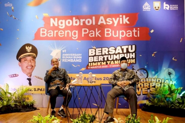 Bupati Rembang Abdul Hafidz bersama Direktur Utama Semen Gresik memberikan sambutan di acara Ngobrol Asyik Bareng Pak Bupati dalam rangka HUT ke-1 Rumah BUMN Rembang pada Sabtu (21/8). 